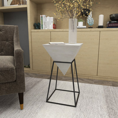 Table d'appoint géométrique inversée en bois blanc avec support en métal noir