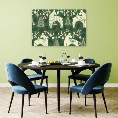 Affiche murale fantaisiste représentant un renne de Noël, un sapin de Noël abstrait et fantaisiste, et des cerfs dans un décor naturel hivernal.