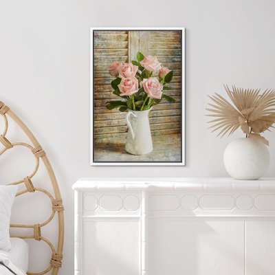 Bouquet de roses en fleurs rétro dans un vase, plantes florales, photographie rustique