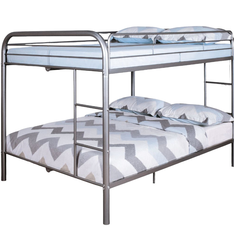 Lit double superposé au dessus d'un lit double en métal de style contemporain avec cadre argenté prêt à accueillir un matelas