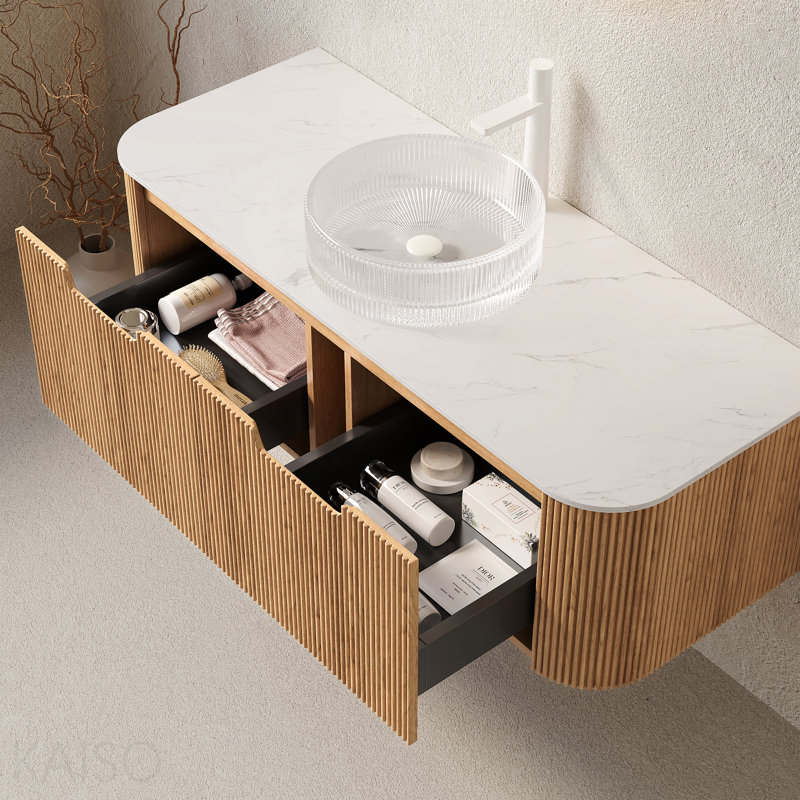 Meuble-lavabo 48 po, meuble-lavabo rayé à bords arrondis avec 2 tiroirs, lavabo rond en verre transparent et plateau en pierre frittée blanc de Carrare, pré-assemblé, couleur grain de bois naturel