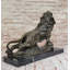 Lion majestueux en bronze dans une pose rugissante - Sculpture dynamique de la faune sur base de marbre