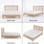 Lit plateforme en bois naturel Mid-Century avec tête de lit à lattes à persiennes-129227536-129227534