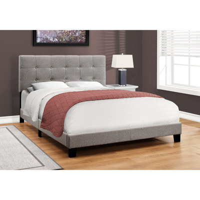 Grand lit tapissier gris en lin pour une chambre à coucher moderne et élégante