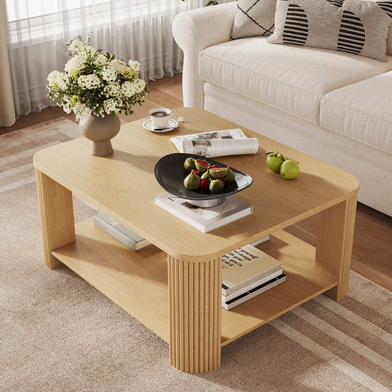 Table basse en bois cannelé avec bords arrondis et tablette inférieure Avalie