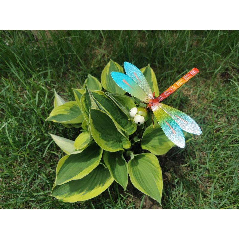 Assortiment de 7 insectes sur un piquet de jardin