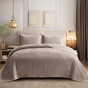 Wonderful Velvet 3-piece reversible quilt set
