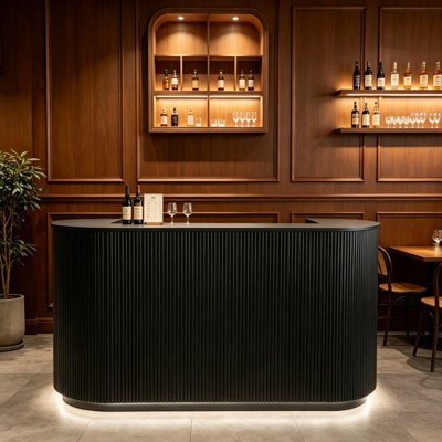 Comptoir de bar moderne avec tablettes de rangement ouvertes, station de boissons et plateau de bar spacieux pour le restaurant, le café et la maison