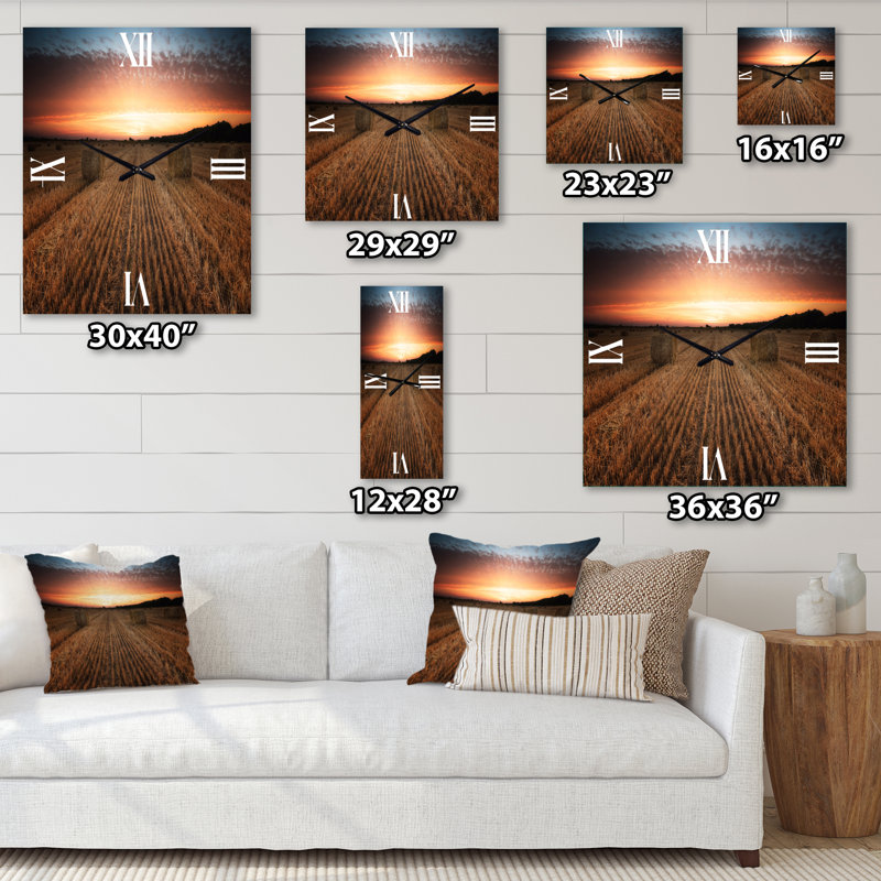 Paysage avec un champ rempli de balles de foin au coucher du soleil - Horloge murale de ferme, Très grand