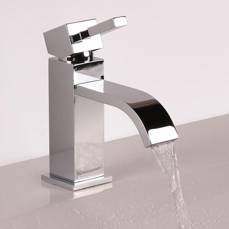 Kubista Single Hole Bathroom Faucet with Drain Assembly, Polished Chrome