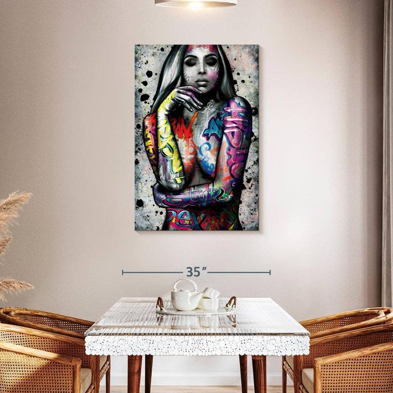 Portrait féminin, reproduction urbaine sur toile, H 45 po x l 30 po x P 1,25 po