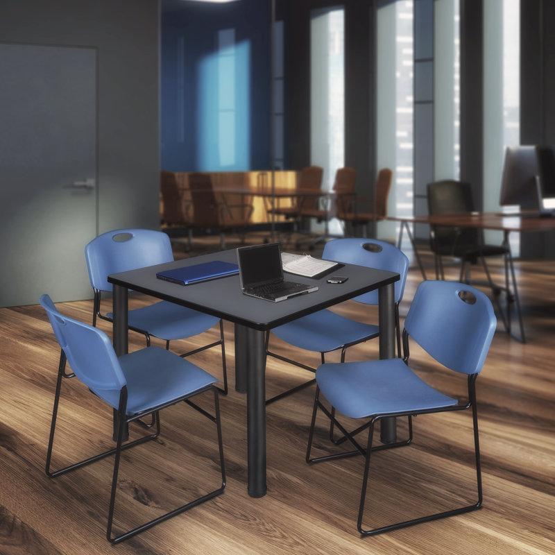 Plateau de table Kee Square, 4 chaises empilables Zeng, Bleu, H 29 po x l 48 po x P 48 po, Gris / noir