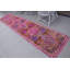 Tapis de couloir turc rétro fabriqué à la main avec des motifs géométriques roses éclatants pour une décoration intérieure unique