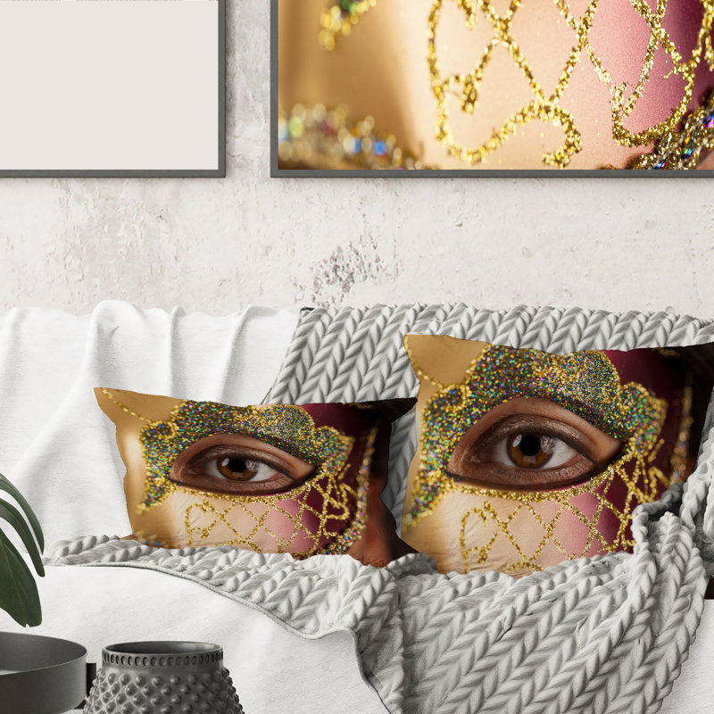 Femme avec masque vénitien et housse de coussin carré, 16" x 16"