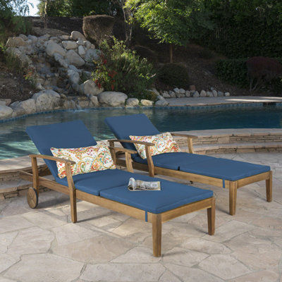 Chaise longue inclinable en bois d'acacia avec coussins Bevelyn