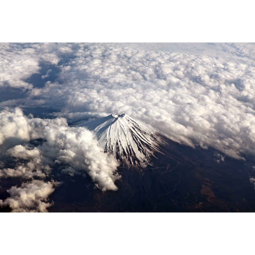 Der Berg Fuji aus der Luft von Krestafer - Kunstdrucke auf Leinwand ohne Rahmen