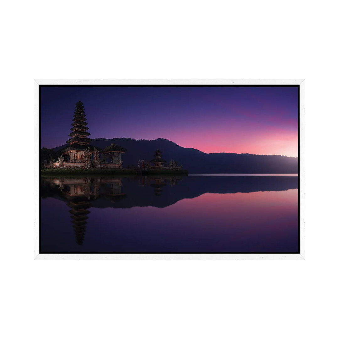 Ulun Danu Bratan Tempel in der Morgendämmerung von Merakiphotographer - Gallery-Wrapped Canvas Giclée on Canvas