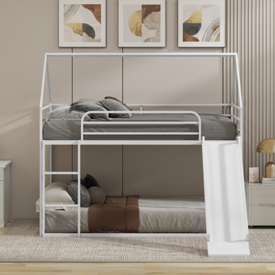 Lit simple au-dessus d'un lit simple