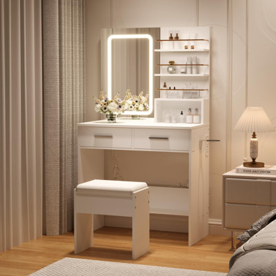 Ensemble coiffeuse avec miroir lumineux, station de recharge, tiroirs, étagères de rangement ouvertes et tabouret, blanc.