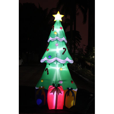 Grand arbre de Noël avec étoile et boîtes-cadeaux gonflables