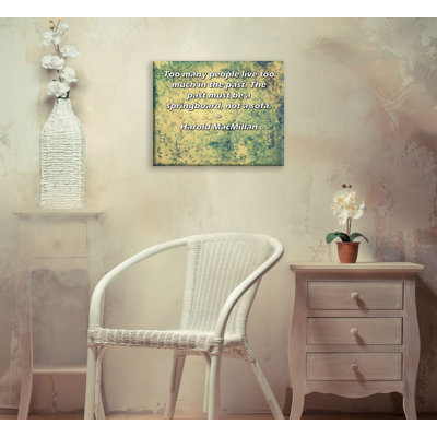 Toile tendue de la galerie ArtsyQuotes par Harold MacMillan: «Trop de gens vivent trop dans le passé. Le passé doit être un tremplin, pas un canapé.