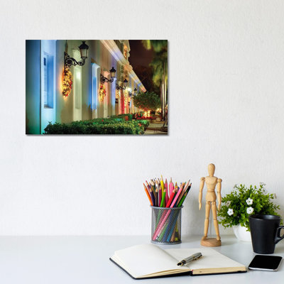 «La Princesa Building pendant Noël, San Juan, Porto Rico» par George Oze - photographie sur toile tendue