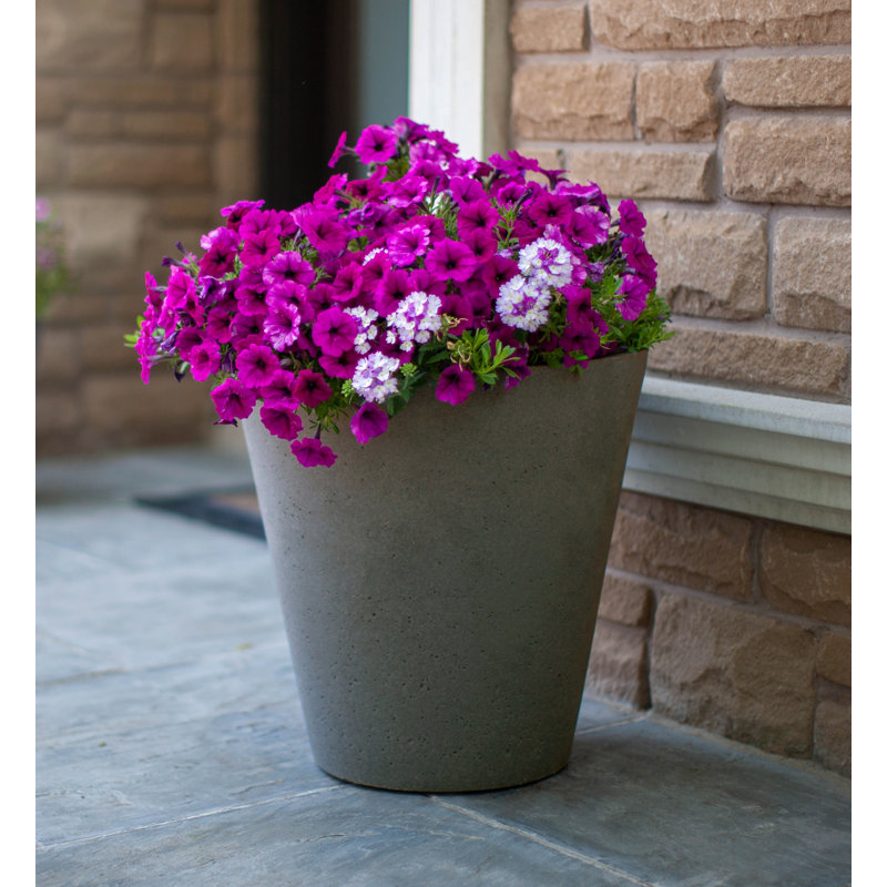 Pot à fleurs Emerson, Brownstone, H 21 po x l 20 po x P 20 po