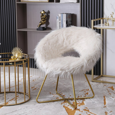 Chaise d'appoint en fausse fourrure blanche douce - look moderne, rembourrage confortable, base de traîneau en métal dans les tons dorés, conception de siège glamour de protection de plancher, coussin, traîneau, protection