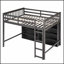 Lit mezzanine avec tablettes de rangement ouvertes et échelle intégrée, parfait pour maximiser l'espace dans les petites pièces et les dortoirs
