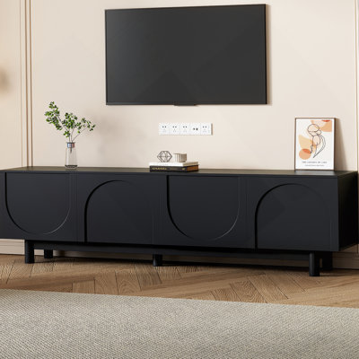 Meuble télé polyvalent en bois avec beaucoup de rangement, gestion des câbles et support robuste pour les espaces de divertissement organisés