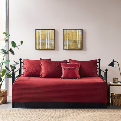 Housse de lit de jour 6 pièces - Carreaux rouges réversibles, garnies de coton pour une literie tendance, convient pour un lit simple, comprend 3 taies d'oreiller, un coussin décoratif et une parure de lit d'inspiration chalet.