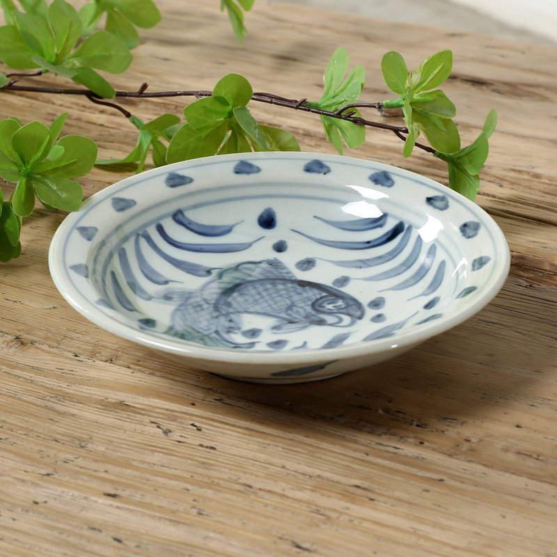 Environ 7 po, assiette ronde bleue et blanche avec motif de poisson