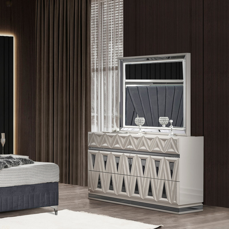 Miroir Lavita de style moderne et contemporain fait de bois et d'accents dorés en noir et or. (Comprend un miroir seulement)