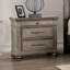 Table de chevet avec finition en chêne vieilli, poignée ronde, glissière à roulement à billes et pieds en oignon pour un décor de chambre à coucher transitionnel | Idée de cadeau