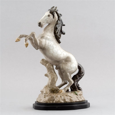 Figurine cheval en porcelaine avec petits accents d'herbe bronze sur base en bois