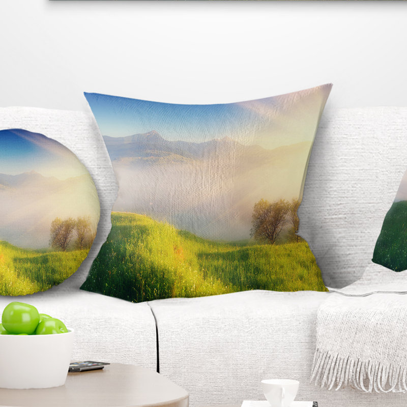 Morning Mist over Mountain Village - Coussin à imprimé paysage, 16 po x 16 po, Coussin décoratif