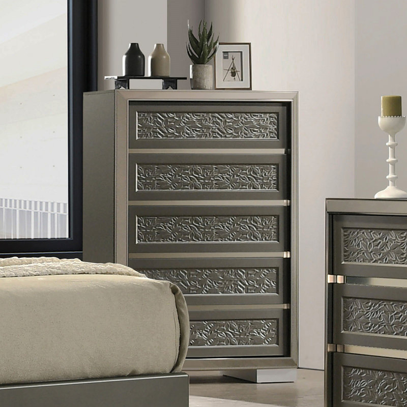 Commode de style contemporain à 5 tiroirs avec support à 5 tiroirs et feuillets sur fond gris foncé