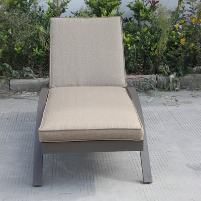 Chaise longue d'extérieur en métal Torkelson
