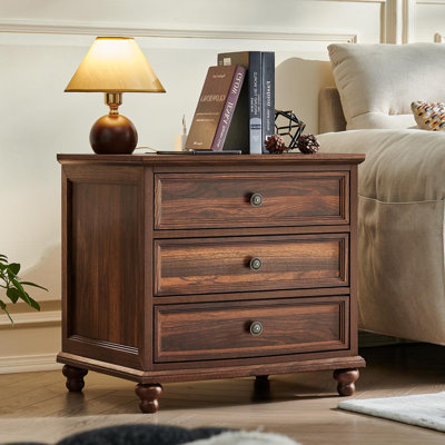Table de chevet Farmhouse avec station de charge, table de bout de 24 po de large avec 3 tiroirs, commode en bois pour la chambre à coucher, commode de table de chevet, table de chevet pour le salon, placard