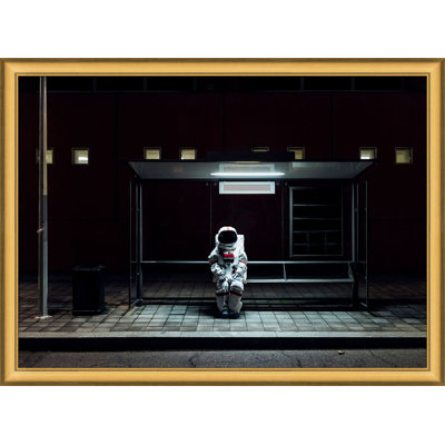 «Astronaut Waiting for a Bus» par Thom Filicia - Photographie d'un seul cadre
