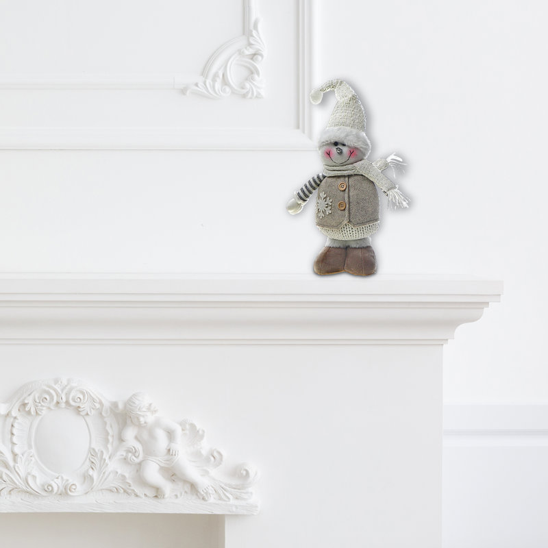 Bonhomme de neige en peluche debout