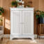 Armoire de rangement élégante en rotin pour salle de bain à deux portes avec cloison réglable pour une utilisation multifonctionnelle dans le salon, la cuisine et la salle de bain, blanc
