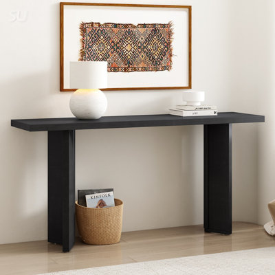 Élégante console avec placage en pin et pieds géométriques, idéale pour le salon, le bureau et la salle à manger