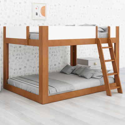 Un lit superposé avec échelle réversible et barrières de sécurité apporte un style bicolore moderne aux chambres d'enfants et aux espaces d'invités.