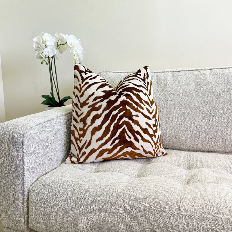 Housse de coussin en velours à imprimé zébré, Imprimé animal brun / crème, H 22 po x l 22 po