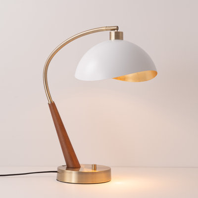 Lampe de table Acworth Boomerang - Corps en acier noyer foncé/laiton vieilli, abat-jour demi-dôme blanc/doré, base en acier, variateur NOVA, 23 cm de diamètre x 5 cm de hauteur