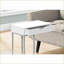 Stratifié blanc peu encombrant Table basse en métal gris en forme de C pour la vie et amp; Chambre à coucher avec rangement facile d'accès