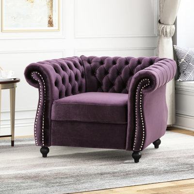 Fauteuil club - l 40,55 po de largeur, 33,63 po de profondeur, 28,65 po de hauteur, velours mauve foncé, pieds en bois de bouleau