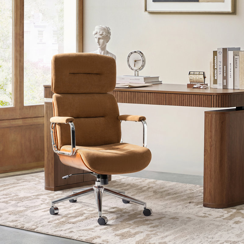 Fauteuil de direction Oswina de style moderne du milieu du siècle, en similicuir, à dossier haut et structure en bois courbé, avec mécanisme d'inclinaison et rotation à 360°.
