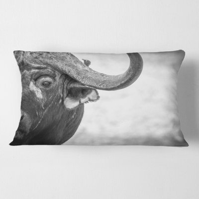 Housse de coussin rectangulaire avec insert monochrome Portrait of Buffalo III